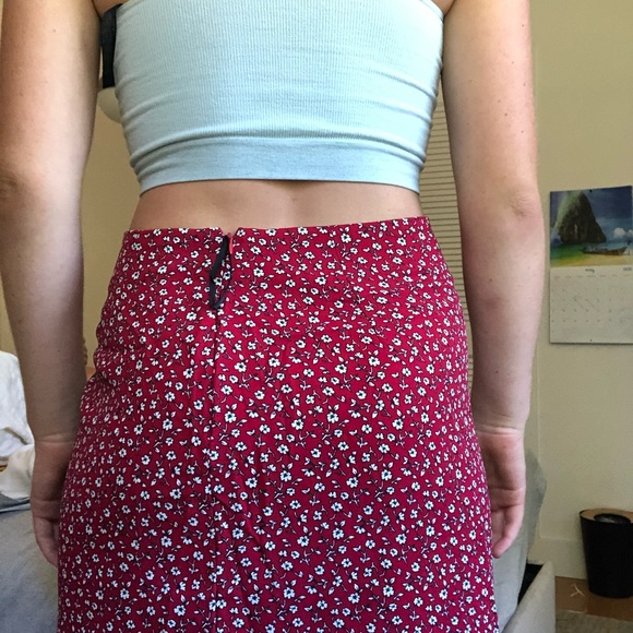 red floral skirt(white floral pattern) - Picture 2 of 5